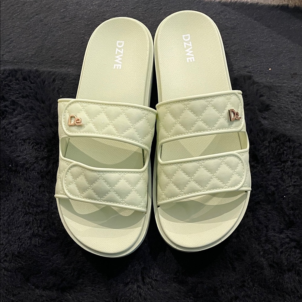 Women's Quilted Slide Sandals - Light Green